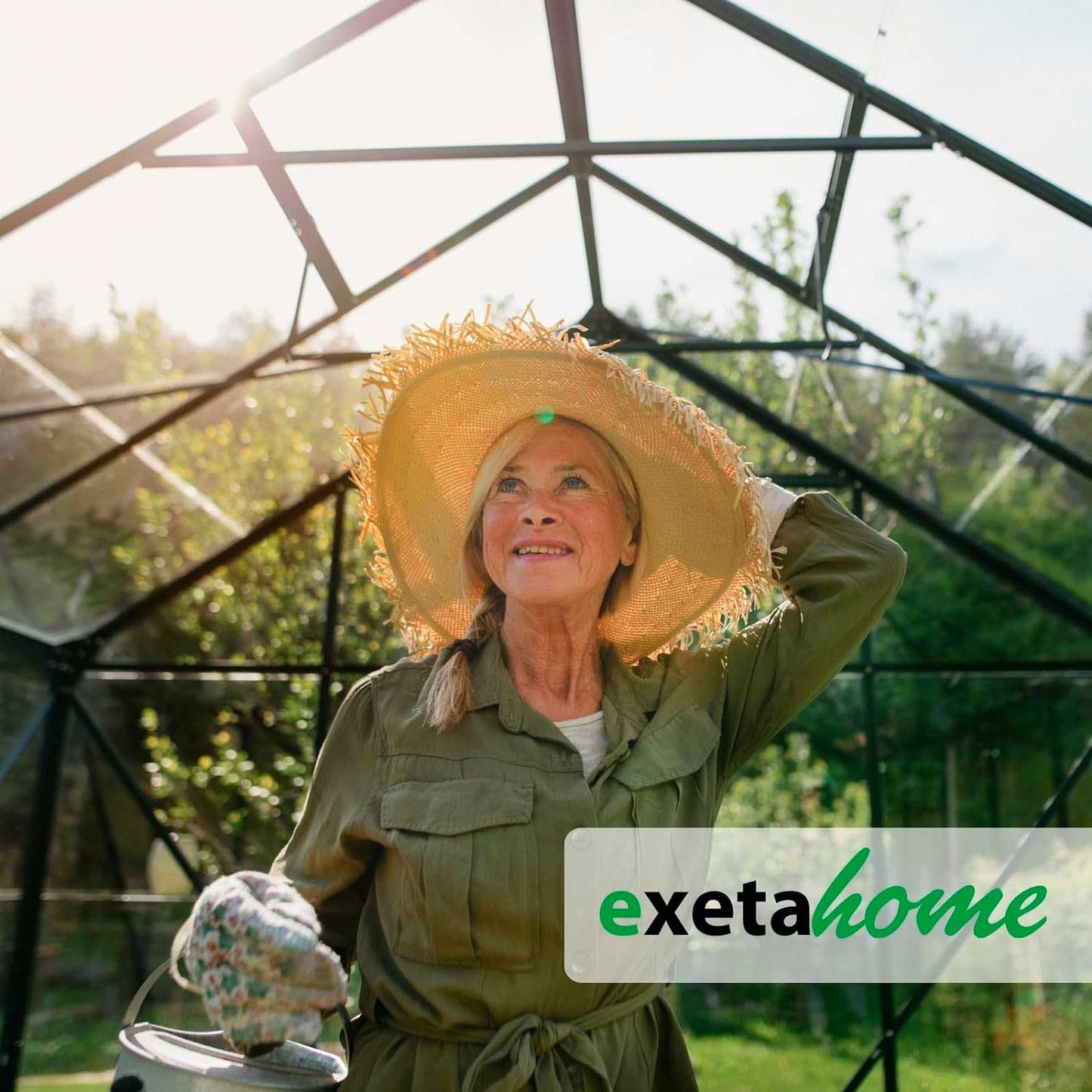 exeta Home: Frau im Gewächshaus