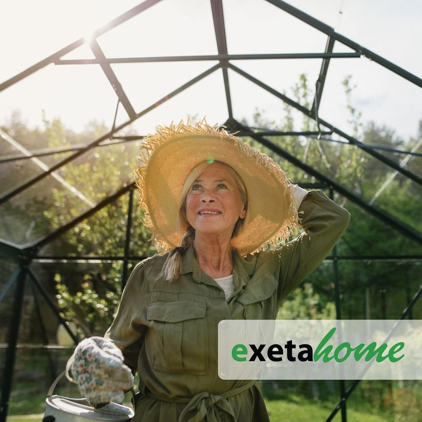 Frau mit Hut im Gewächshaus