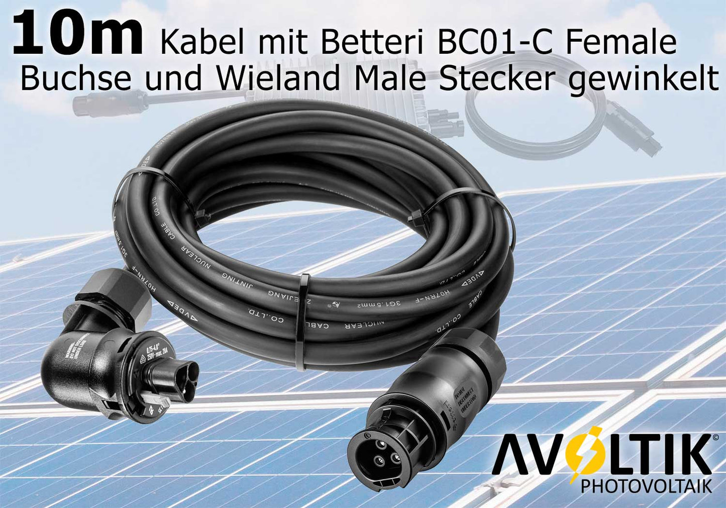 Avoltik Anschluss-Set 10 Meter mit Betteri-Kupplung und gewinkeltem Wieland Stecker mit Solarpaneelen im Hintergrund