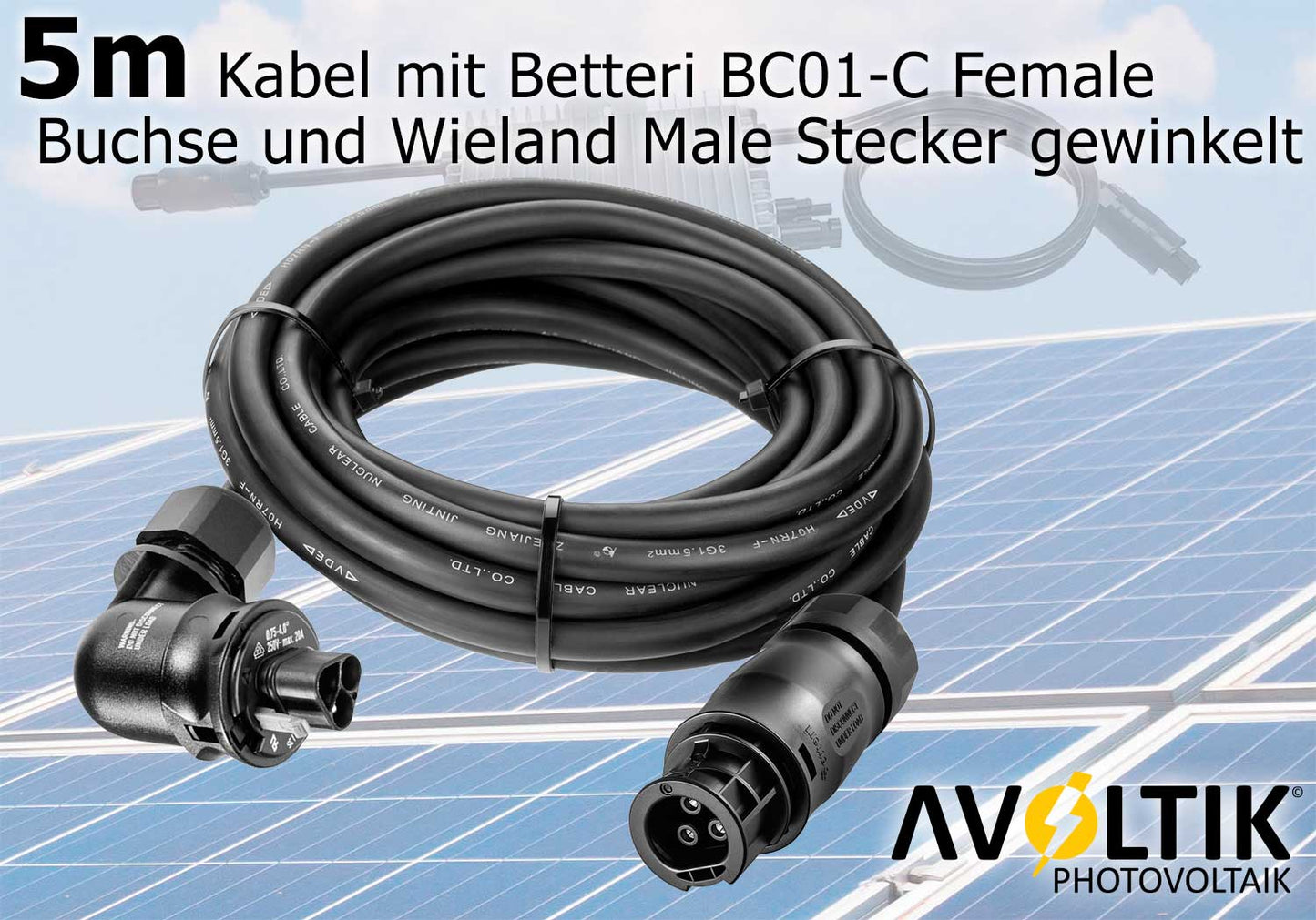 Avoltik Anschluss-Set 5 Meter mit Betteri-Kupplung und gewinkeltem Wieland Stecker im Hintergrund Solarpaneele