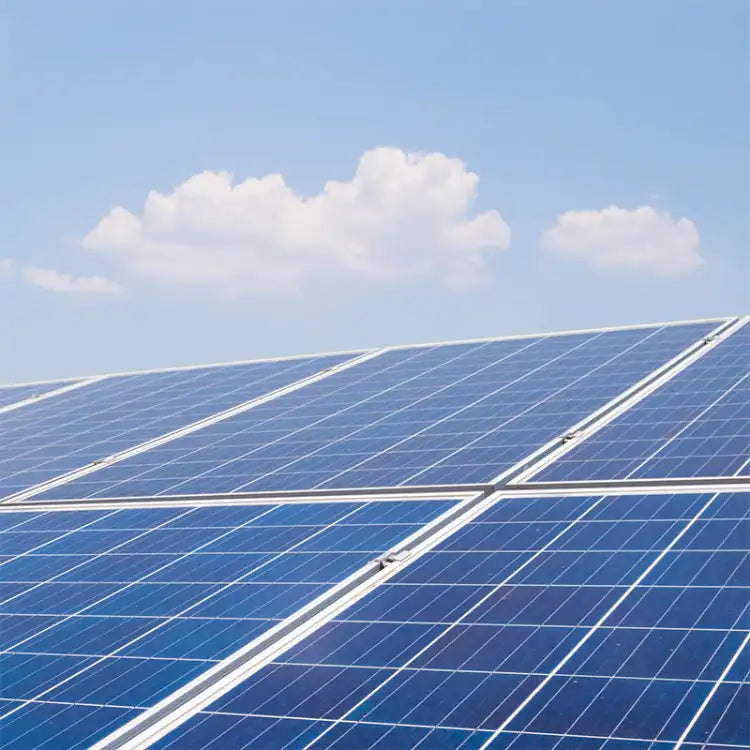 Photovoltaikanlage mit Himmel im Hintergrund